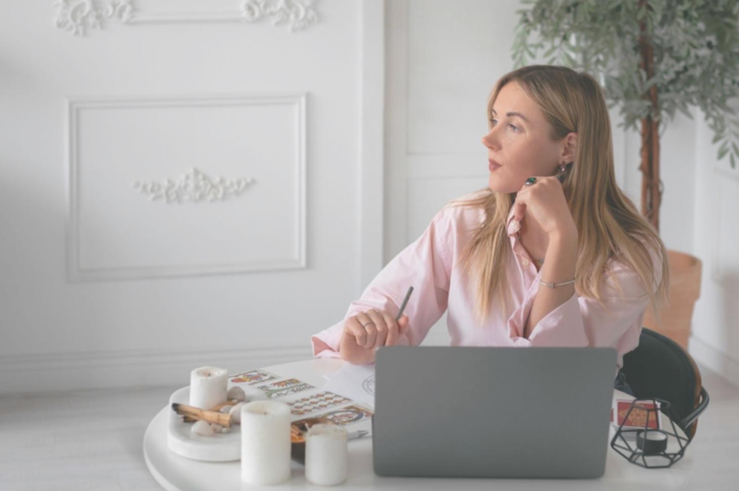Grafice și analize financiare prezentate pe ecran în timpul unui webinar interactiv
